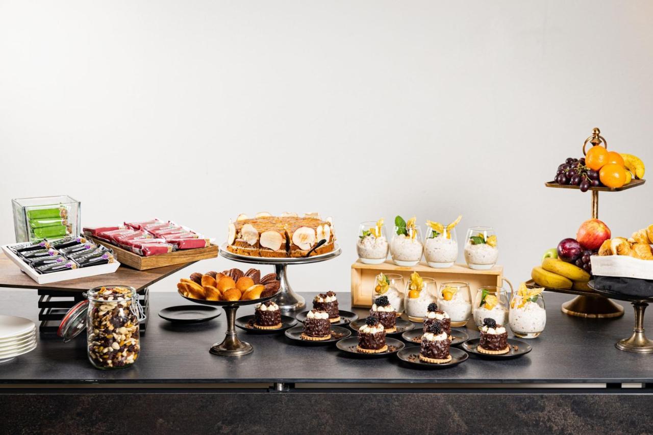 Le Méridien Stoccarda Esterno foto A dessert buffet