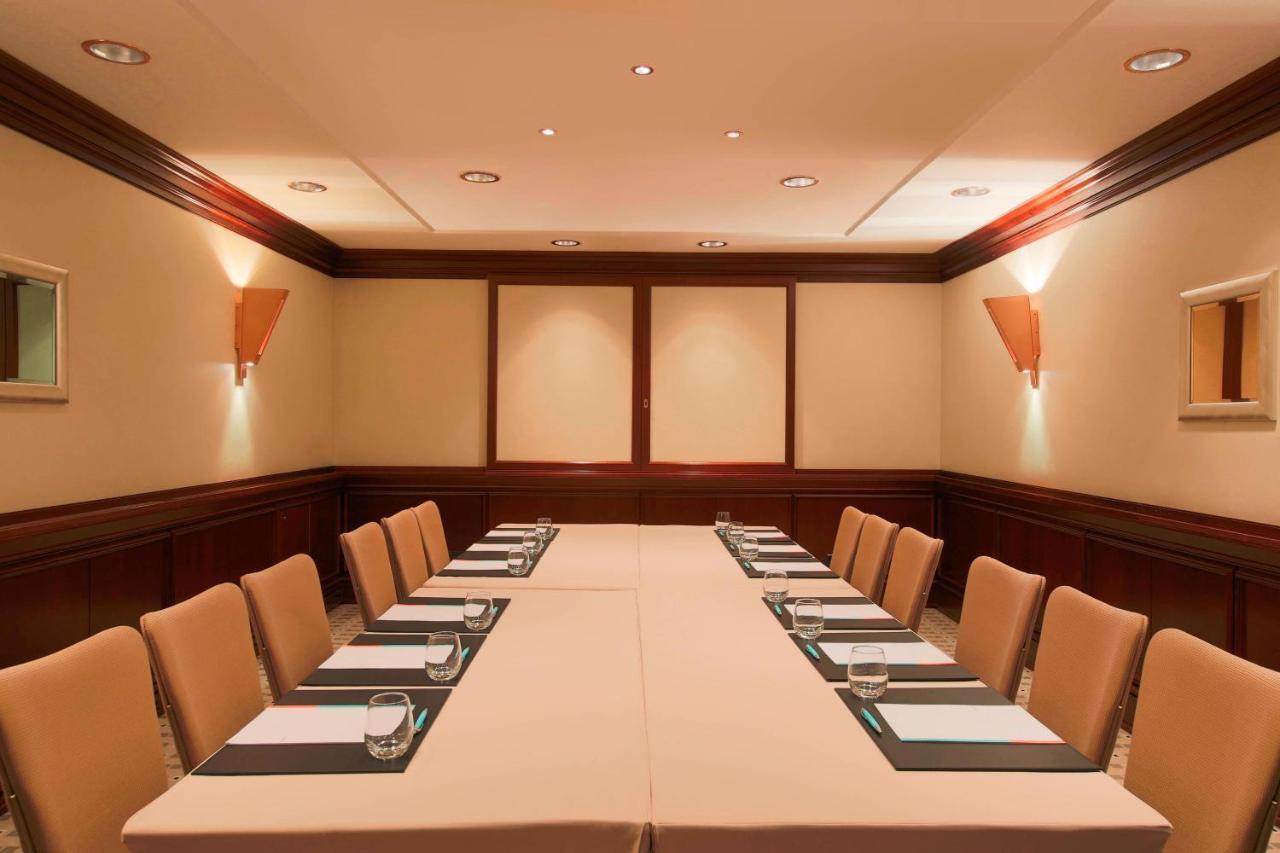 Le Méridien Stoccarda Esterno foto A boardroom at a hotel
