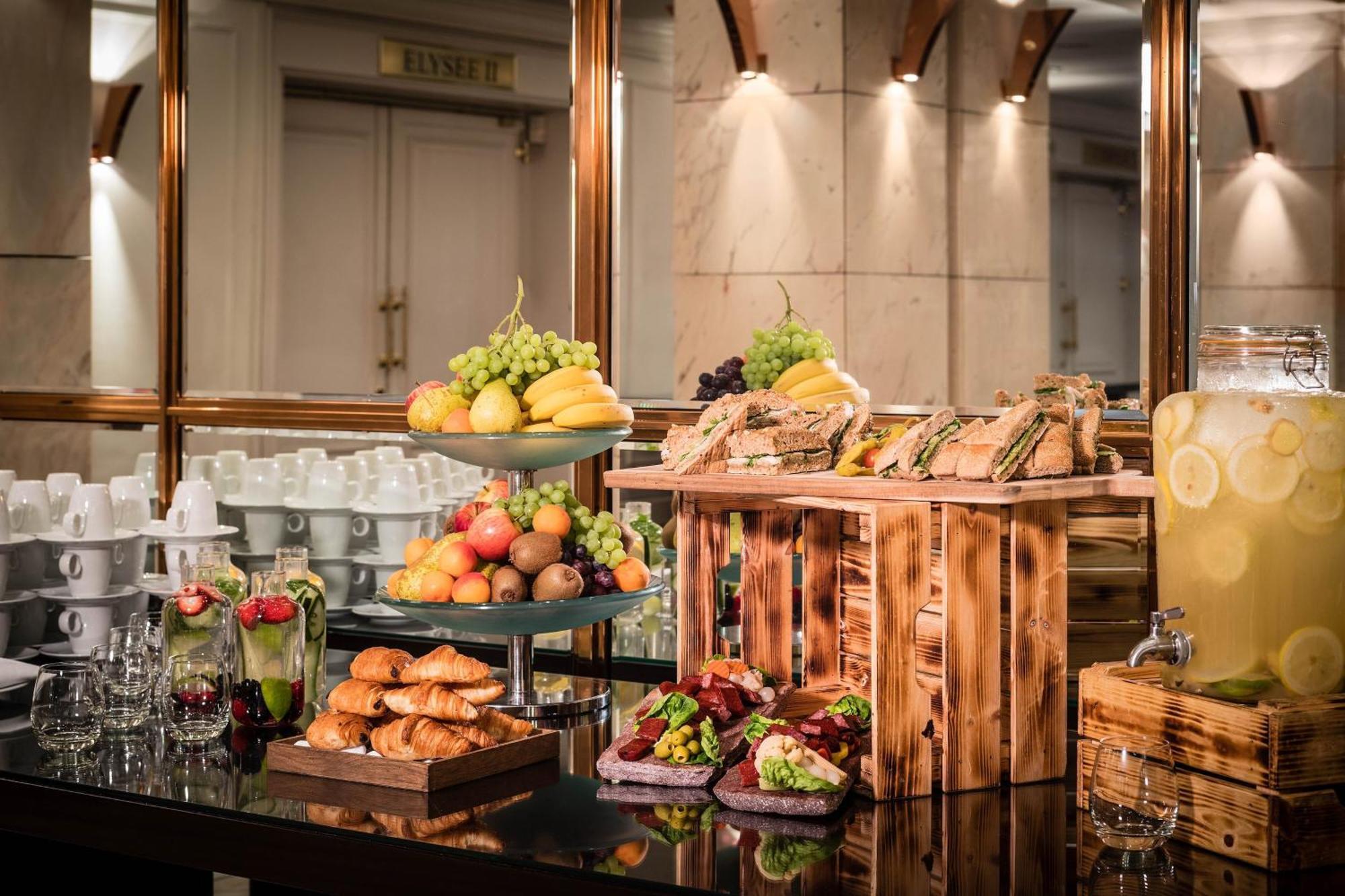 Le Méridien Stoccarda Esterno foto A buffet at a hotel