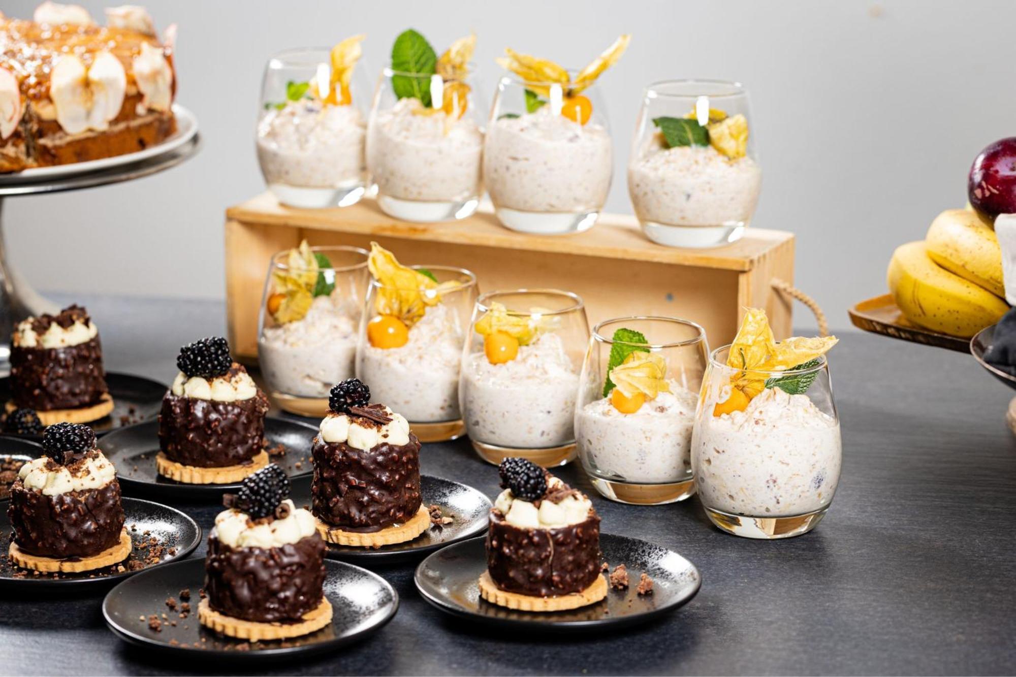 Le Méridien Stoccarda Esterno foto A selection of desserts