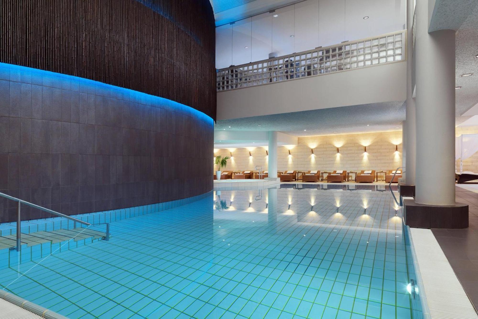 Le Méridien Stoccarda Esterno foto The swimming pool at the hotel